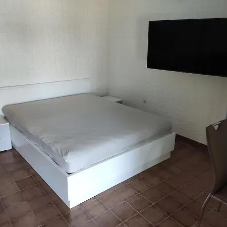 2 Minutes To The Beach With A Private Garden Apartment